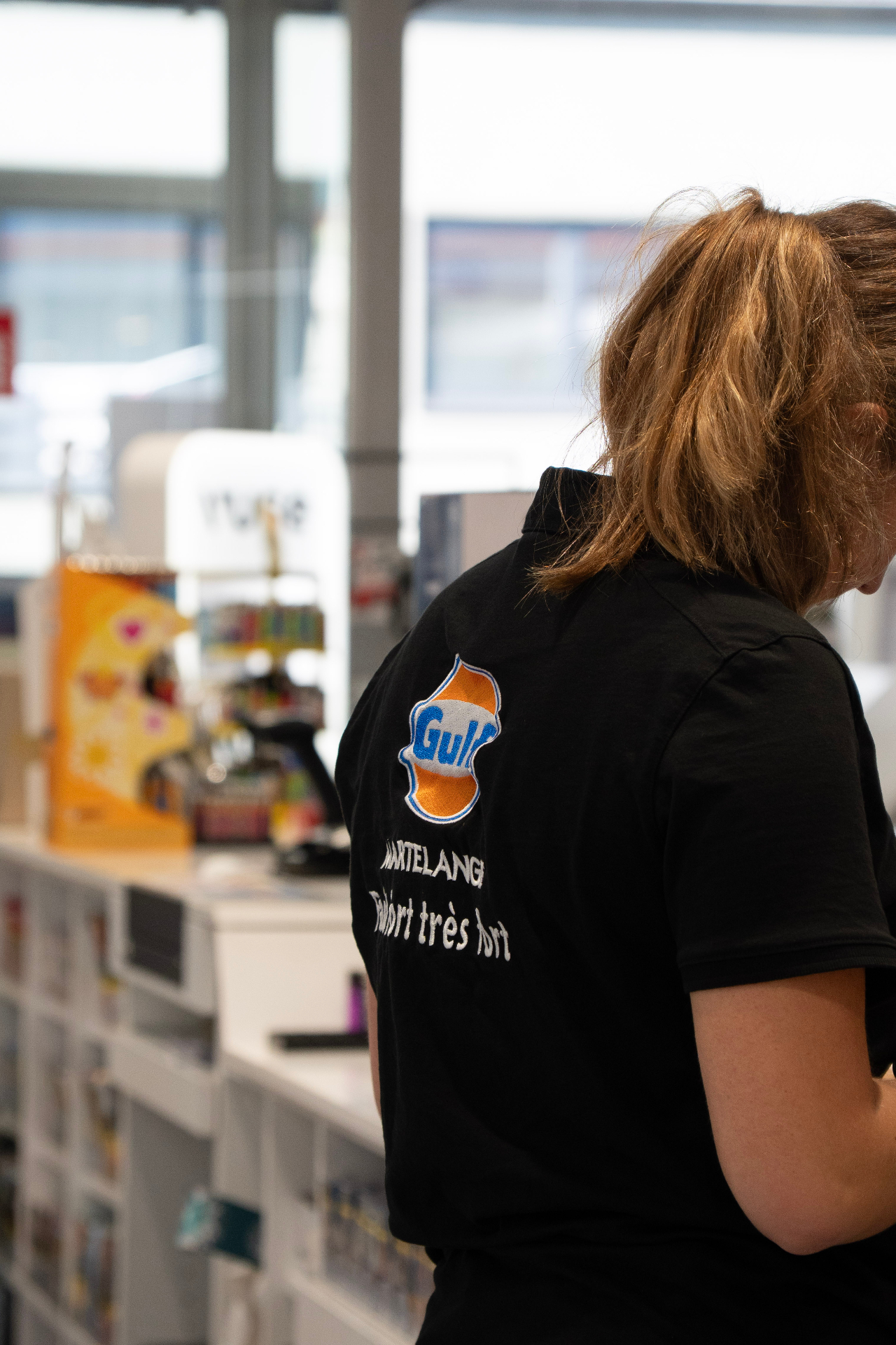 Collaboratrice de la station Gulf Martelange en boutique